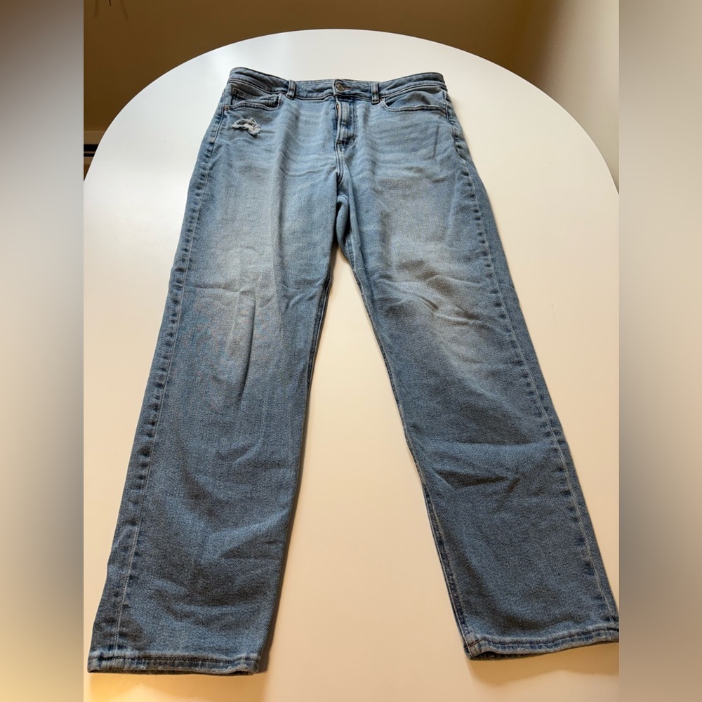 American Eagle Lightly Distressed Mom Jeans